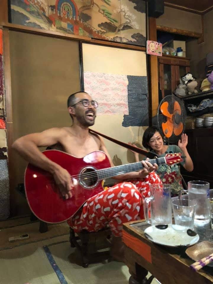 2019年|販売100本達成と蓑島さんの100kmウルトラマラソン完走を祝う席で、モクエンがライブを披露。