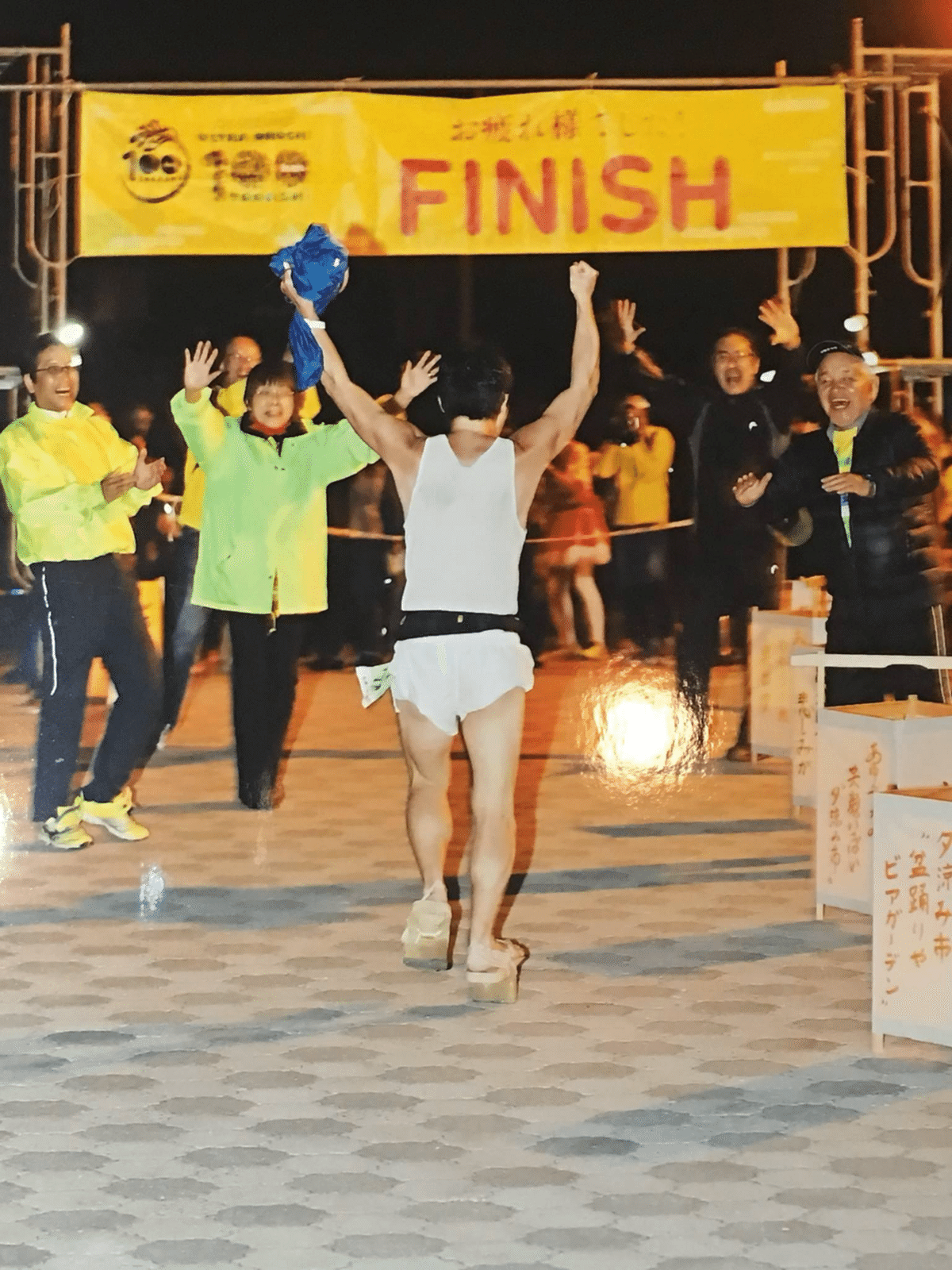 2017年、奥出雲ウルトラおろち100km遠足で両腕を上げてゴールするTENの後ろ姿